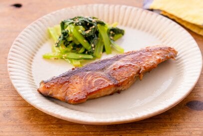 ご飯がすすむ「ブリのみそ漬け焼き」レシピ。コマツナのつけ合わせでさっぱり！