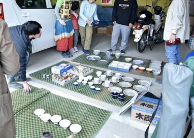 シニアの服や皿を「フリマ」で大放出。若者が昭和の洋服に意外な反応