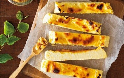 山本ゆりさんの「濃厚ベイクドチーズケーキ」。市販のアイスとレンチンで簡単につくれる