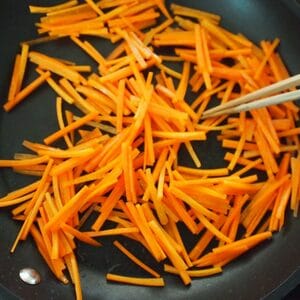 ニンジンを炒め