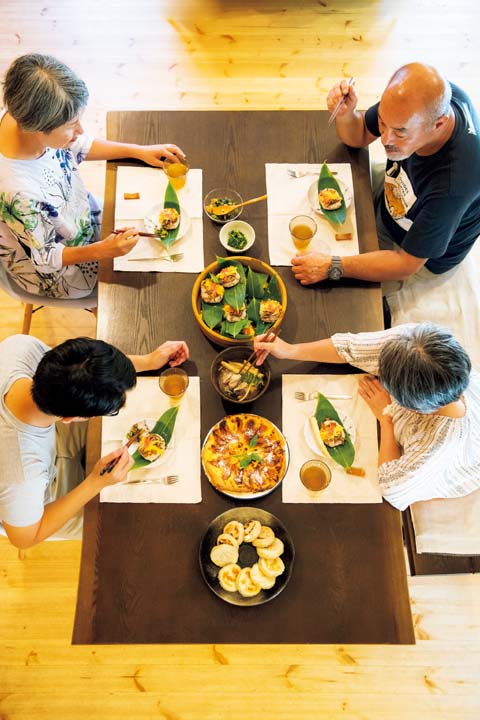お手製の郷土料理を囲んだ食卓