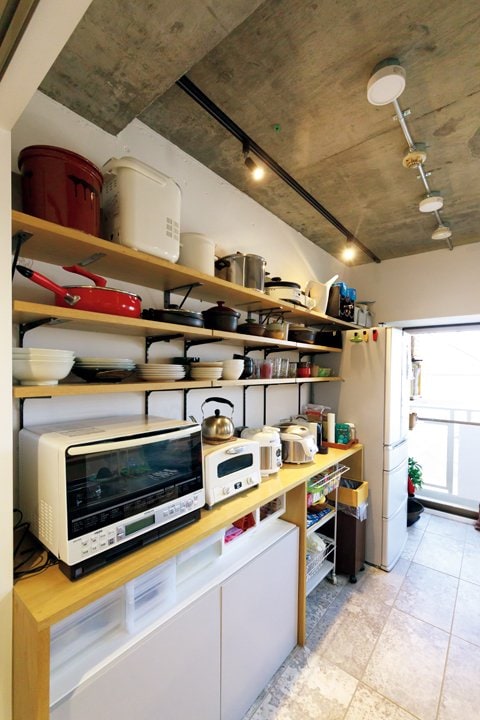 キッチン背面のオープン収納
