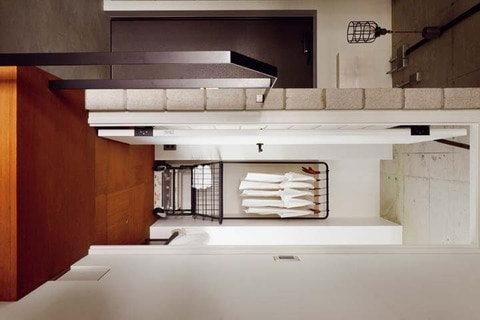 寝室入口にある見せる収納