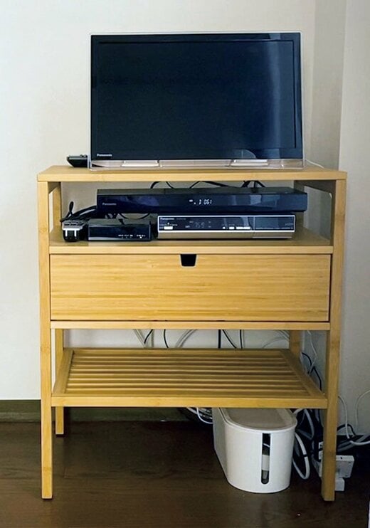 片づけ前のテレビとテレビ台