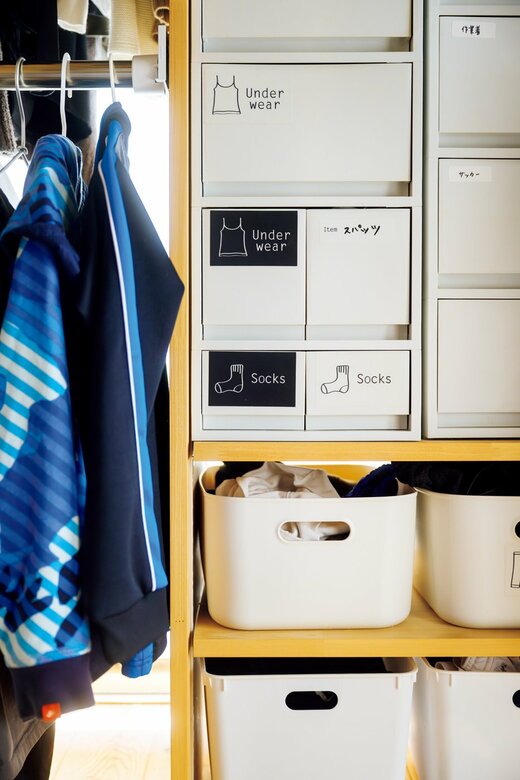 収納ケースや引き出しが設置された洗濯物の収納棚