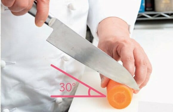素材に対して30度の角度に包丁を当てる