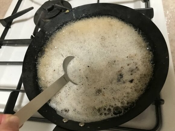 重曹と水を入れて沸騰させます