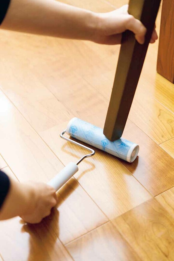 床置き粘着ローラーでイスの脚のホコリ取り