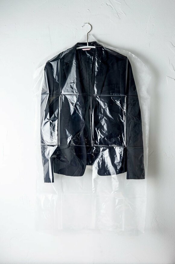 黒ジャケットに透明ビニール