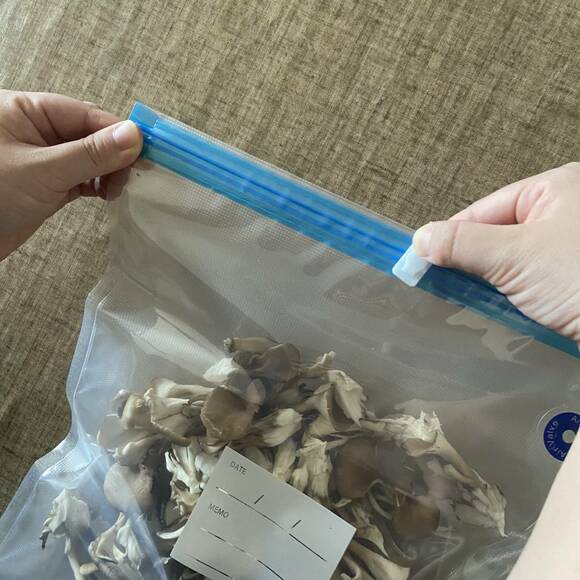 袋にマイタケを入れる