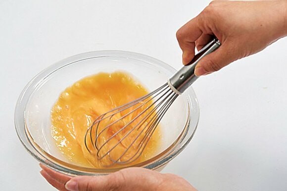 泡立て器で混ぜると、かたい仕上がりに