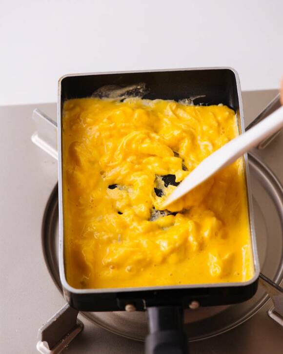 卵をゴムベラで混ぜる