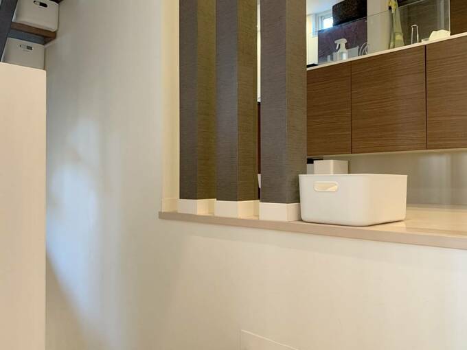 階段横にポリエチレンケース