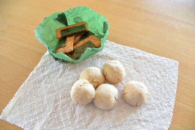 ラップの上にお菓子など