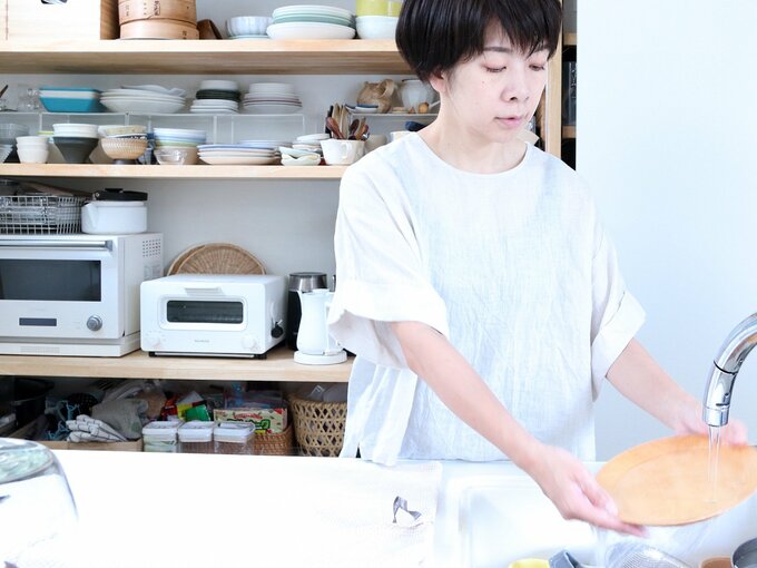 食器を洗う