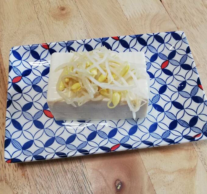 豆腐の上にモヤシ
