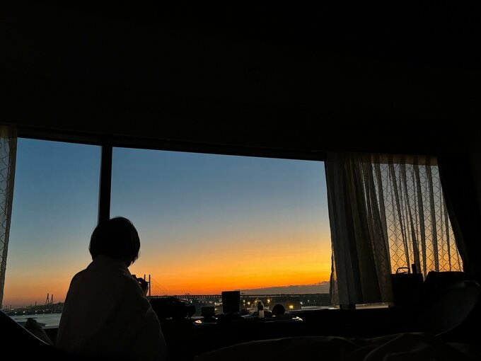 写真：ずっと景色を見ている母