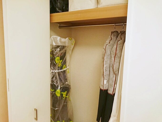 扉の影に近い場所に使用頻度がとくに少ないものを収納