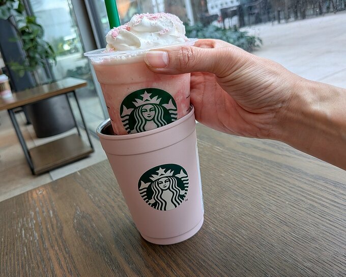 ステンレスカップにフラペチーノを入れている画像