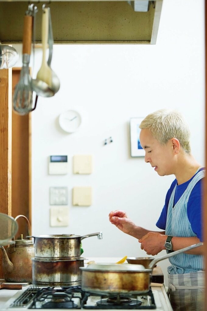 キッチンに立つ田中ナオミさん