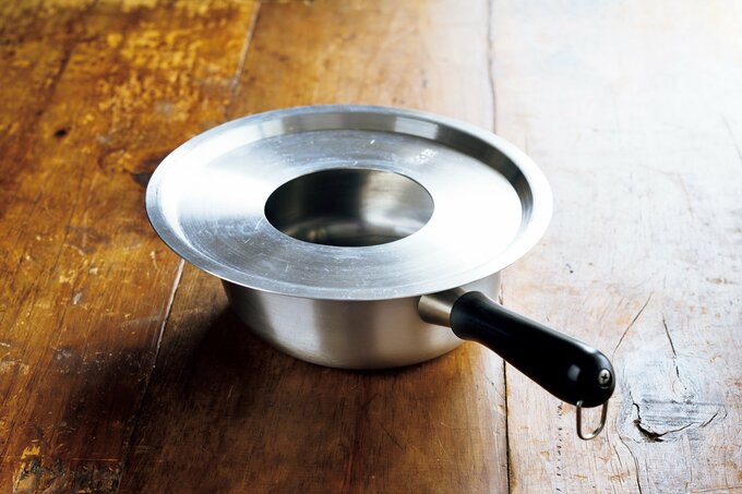 ステンレスの手鍋に蒸し板がのっている写真