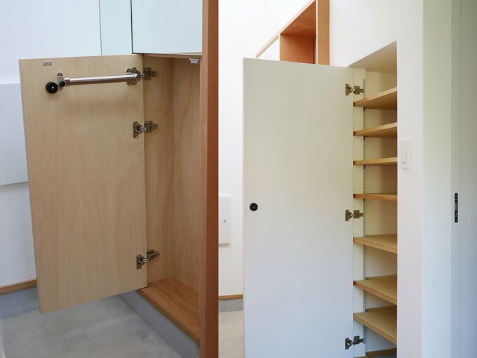 玄関扉の枠と一体となるようにつくった傘収納