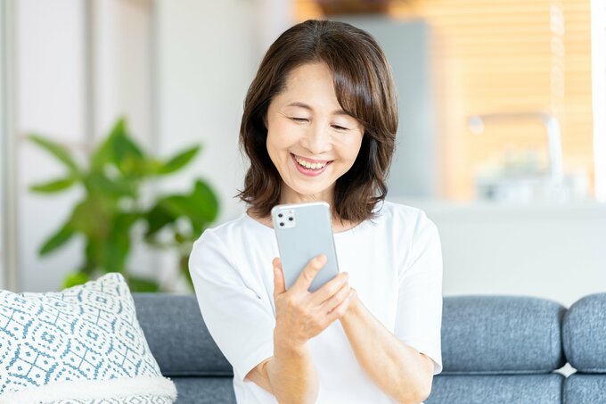 スマホを見る女性