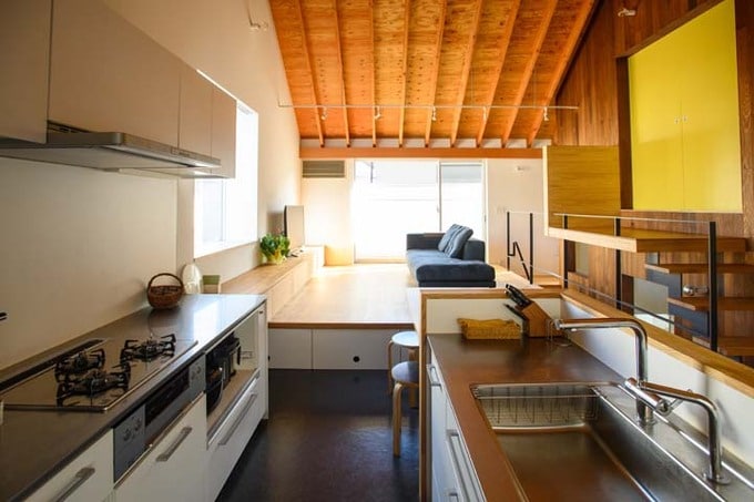 リビングを望めるキッチン