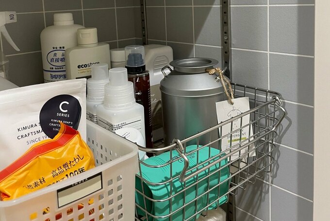 掃除グッズが入ったカゴ