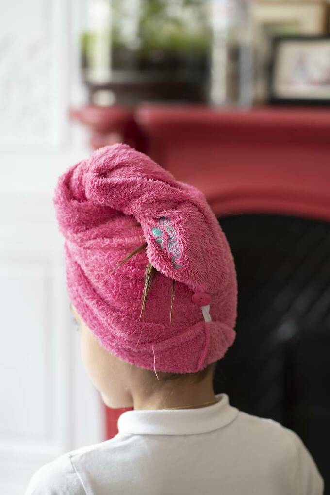 濡れた髪を包んでゴムとボタンで固定