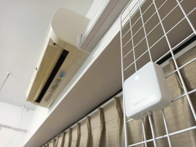 エアコンの近くに設置したスマートリモコン