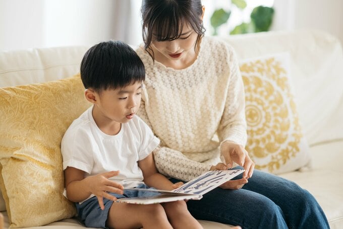 本を読んでいる親子