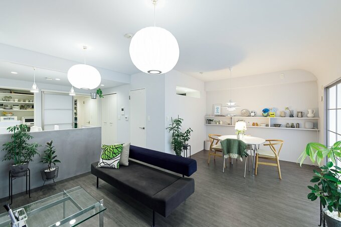 スタイリッシュな家具が並ぶリビングダイニング