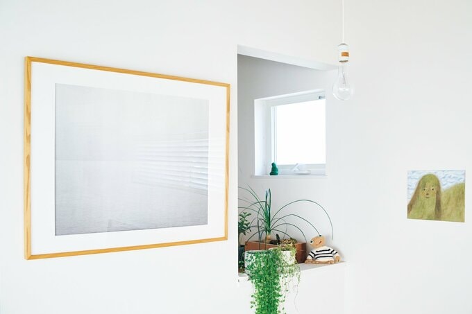 壁に掛けられた額に入ったポスター