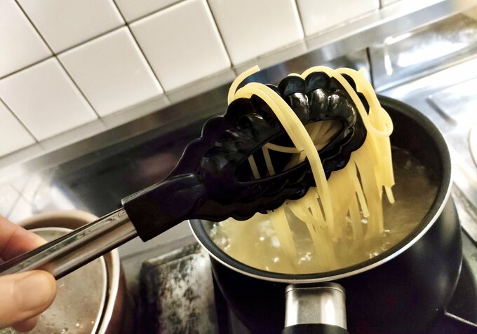 トングとパスタ