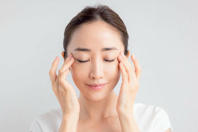 両指で目元を押す