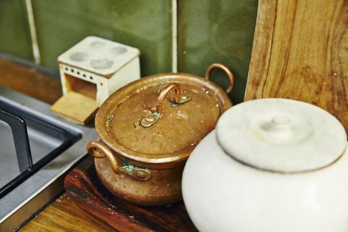 塩ツボの奥にはこっそりと小さなミニチュアのオーブンが