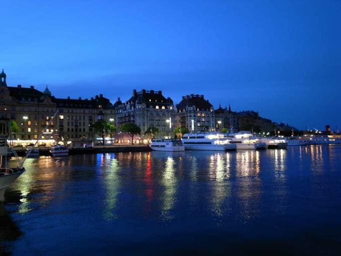 夜のストックホルムの街並み
