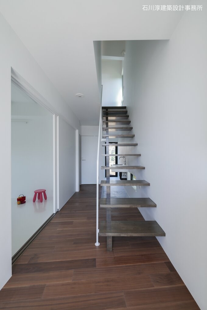 玄関ホールに開く子ども部屋の例