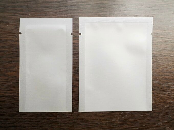 5mlの容器（左）と10mlの容器（右）