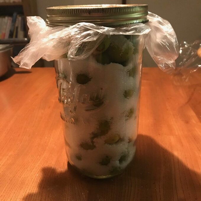 瓶に梅、砂糖、梅、砂糖と交代交代に入れていく