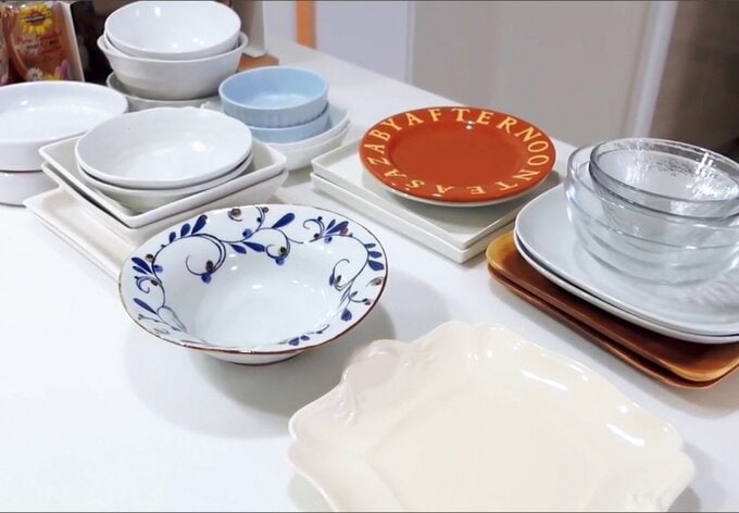 重ねて並べられた食器