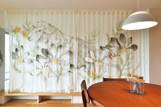 LDKと和室を仕切る、羊とハスの絵を描いたカーテン