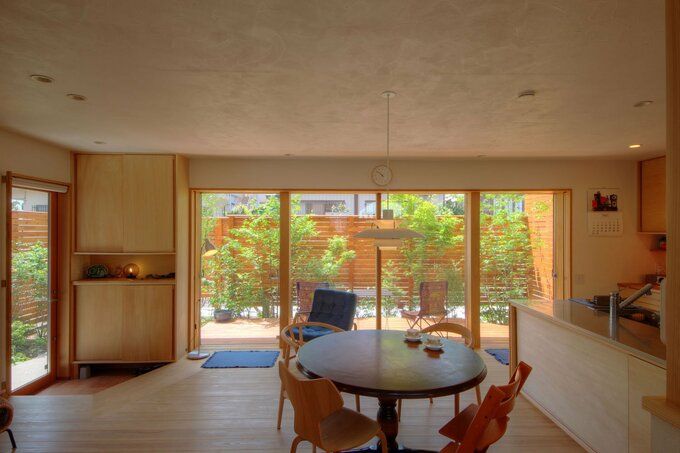 周囲が建て込んでいても庭を取り込める