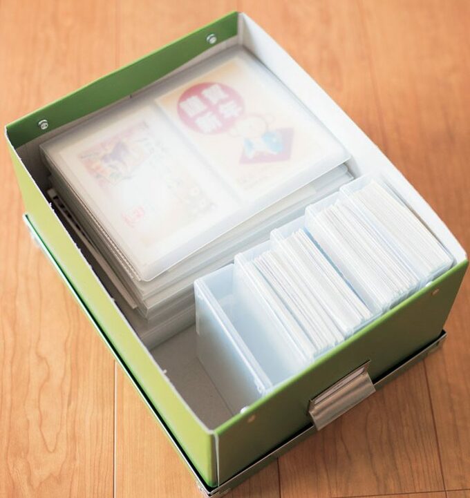 緑色の箱に年賀状収納