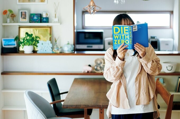 ダイニングで読書をする女性