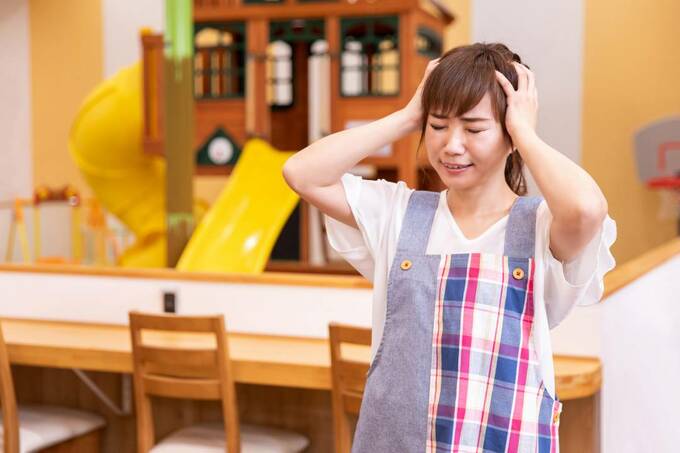 頭を抱える女性