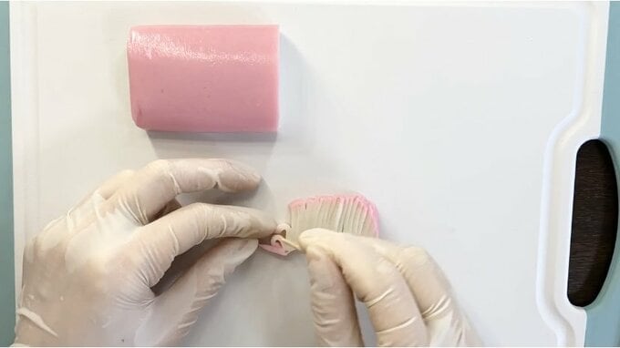 切ったひだを一枚ずつ左にくるっと回し、谷間に入れ込む