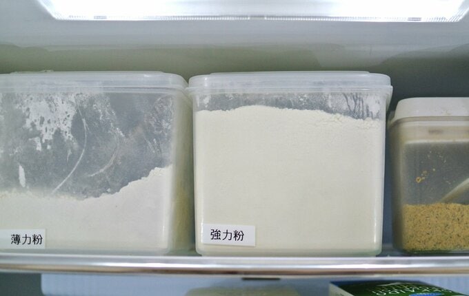 最上段には粉類とみそ