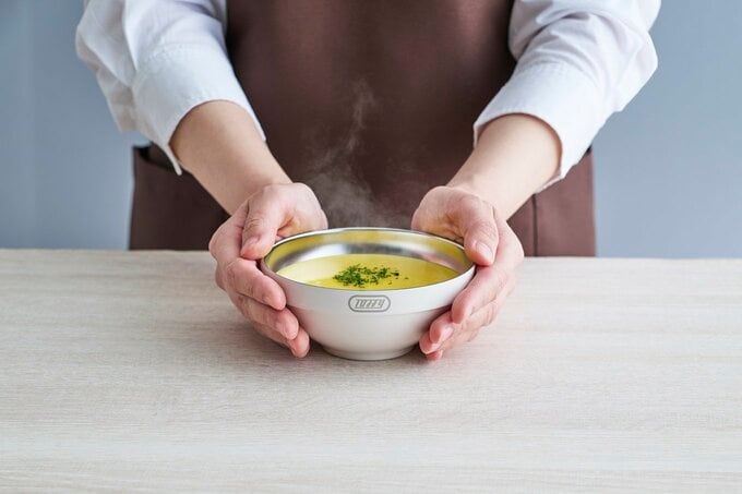 ボウルにスープを入れた様子